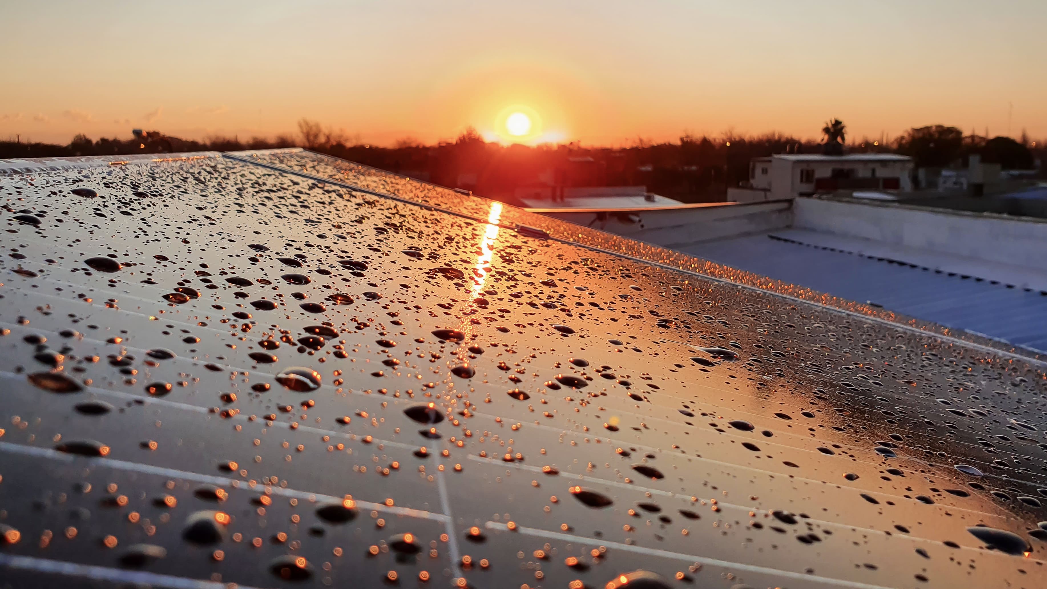painel solar com gotas de água